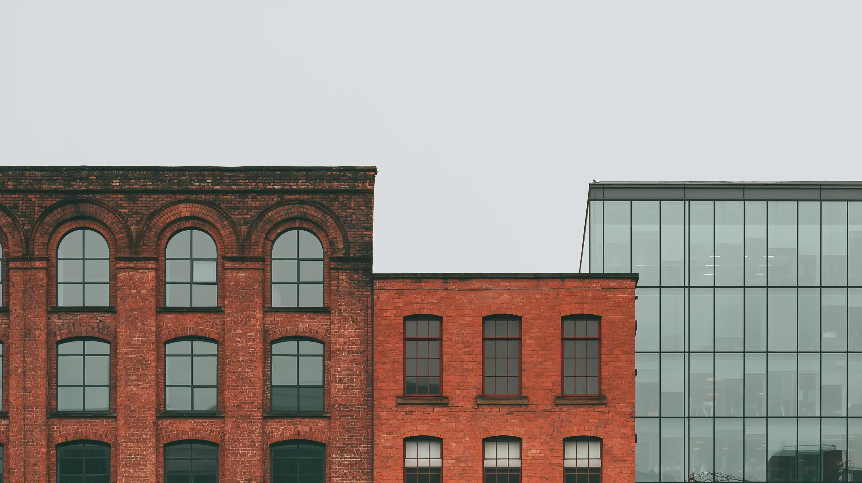 Ehemalige Backsteinfabrik mit Rundbogenfenstern – Loftentwicklung & Revitalisierung von Industriearchitektur in Hamburg.